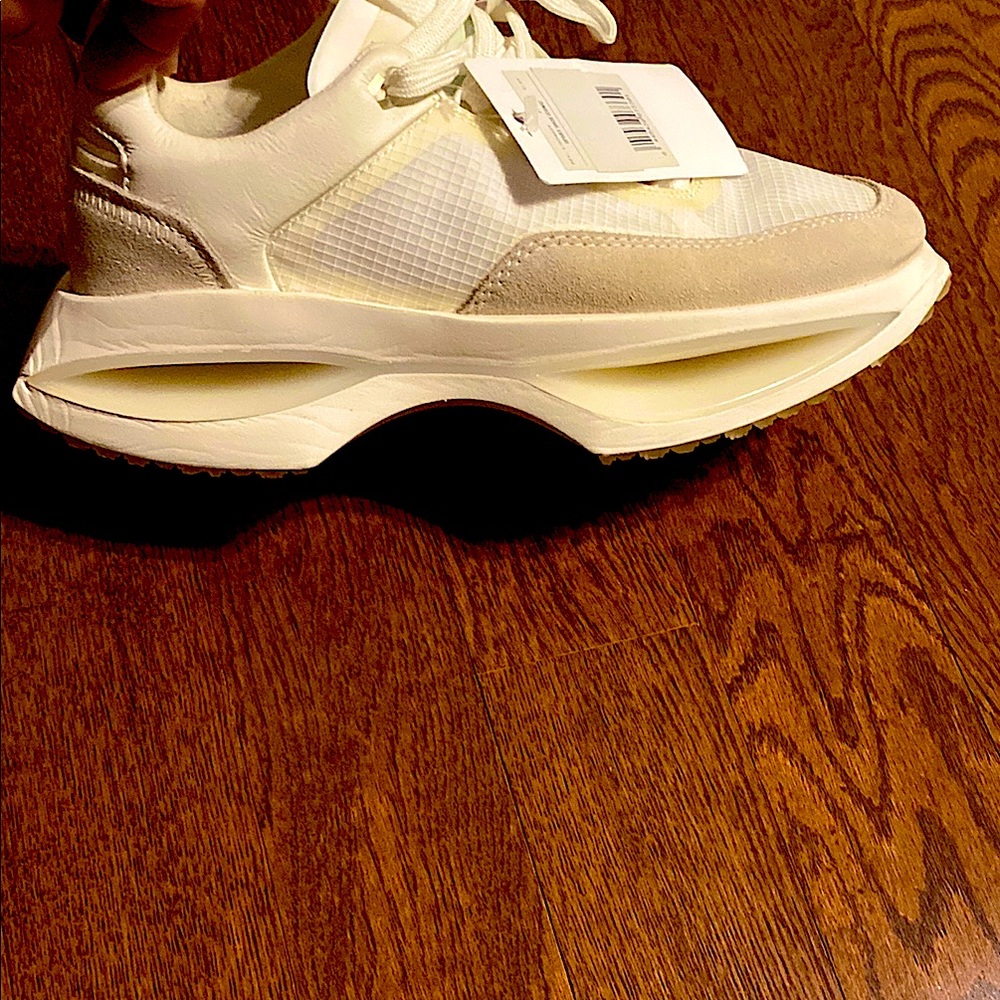 MNG- NWT Cream and White Sneakers with Breathable Mesh with a FREE gift 🎁 - Picture 8 of 15